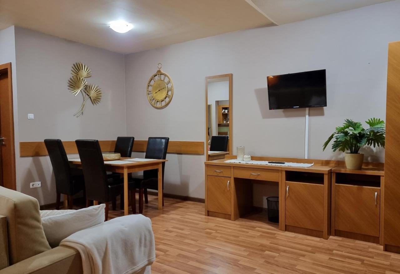 Relax Wellness Manzard Hajduszoboszlo Apartment Exterior photo